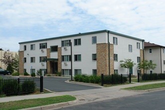 Louisiana Court Apartments in St. Louis Park, MN - Building Photo - Building Photo