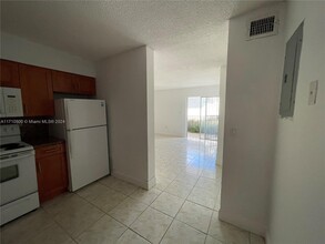 1800 SW 25th St in Miami, FL - Building Photo - Building Photo