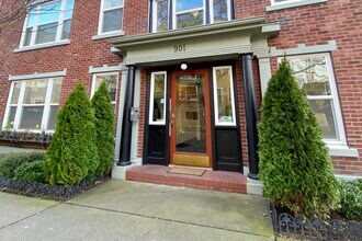 901 NE 43rd St, Unit 204 in Seattle, WA - Building Photo - Building Photo