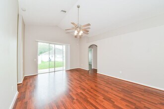 12817 Kings Lake Dr in Gibsonton, FL - Building Photo - Building Photo