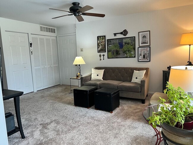 219 Brett Cir in Wauconda, IL - Foto de edificio - Building Photo