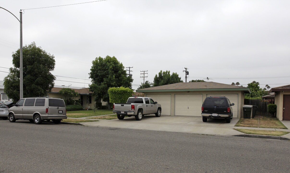 1718 W Francis Dr in Anaheim, CA - Foto de edificio
