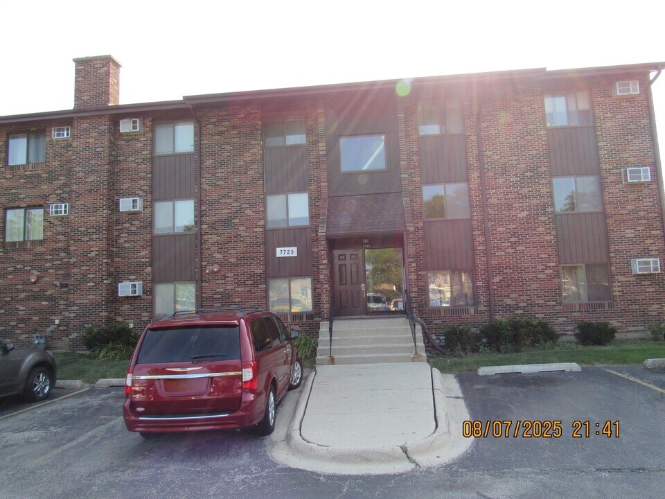 7725 Woodward Ave in Woodridge, IL - Building Photo
