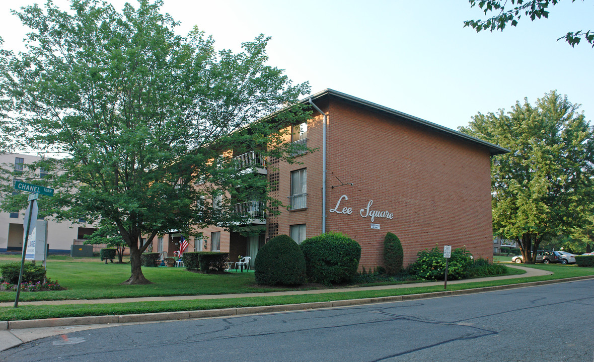 Lee Square Apartments in Falls Church, VA - Building Photo