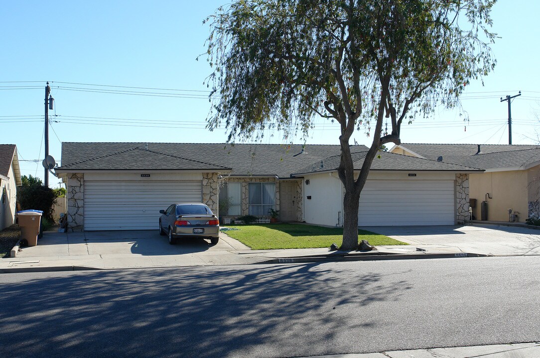 8696-8698 Henderson Rd in Ventura, CA - Building Photo