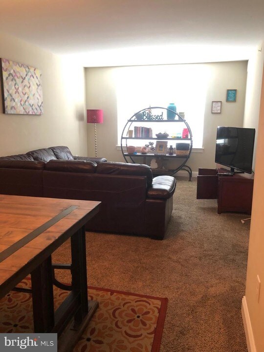 9 N 7th St-Unit -D in Perkasie, PA - Foto de edificio