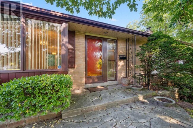 1095 Linbrook Rd in Oakville, ON - Building Photo - Building Photo