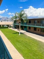 Royal Palms Apartments in Tucson, AZ - Building Photo