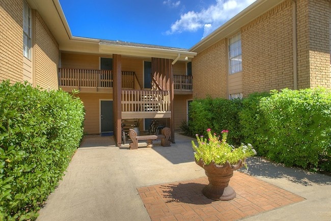 ASHTON PLACE APARTMENTS