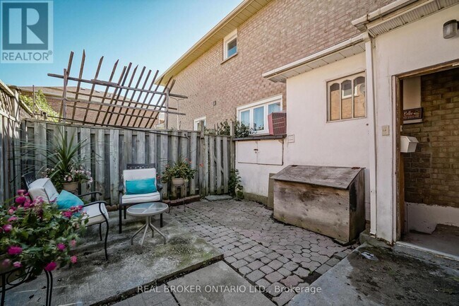 525 Ray Lawson Blvd in Brampton, ON - Building Photo - Building Photo