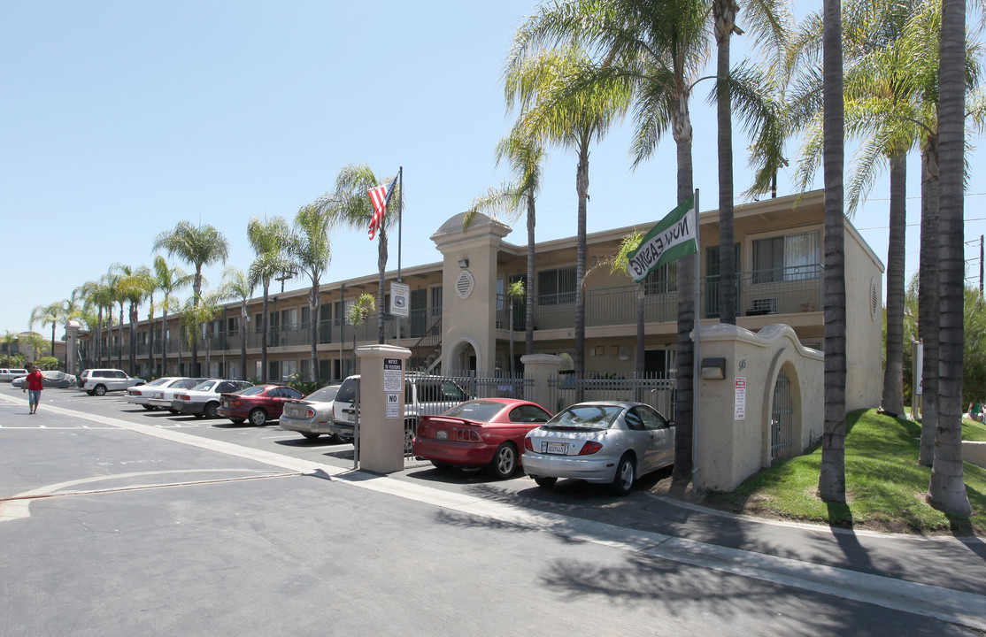 Bella Vista in El Cajon, CA - Foto de edificio