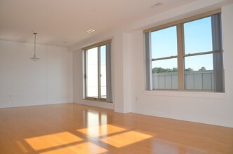 323 Boylston St, Unit 503 in Brookline, MA - Foto de edificio - Building Photo