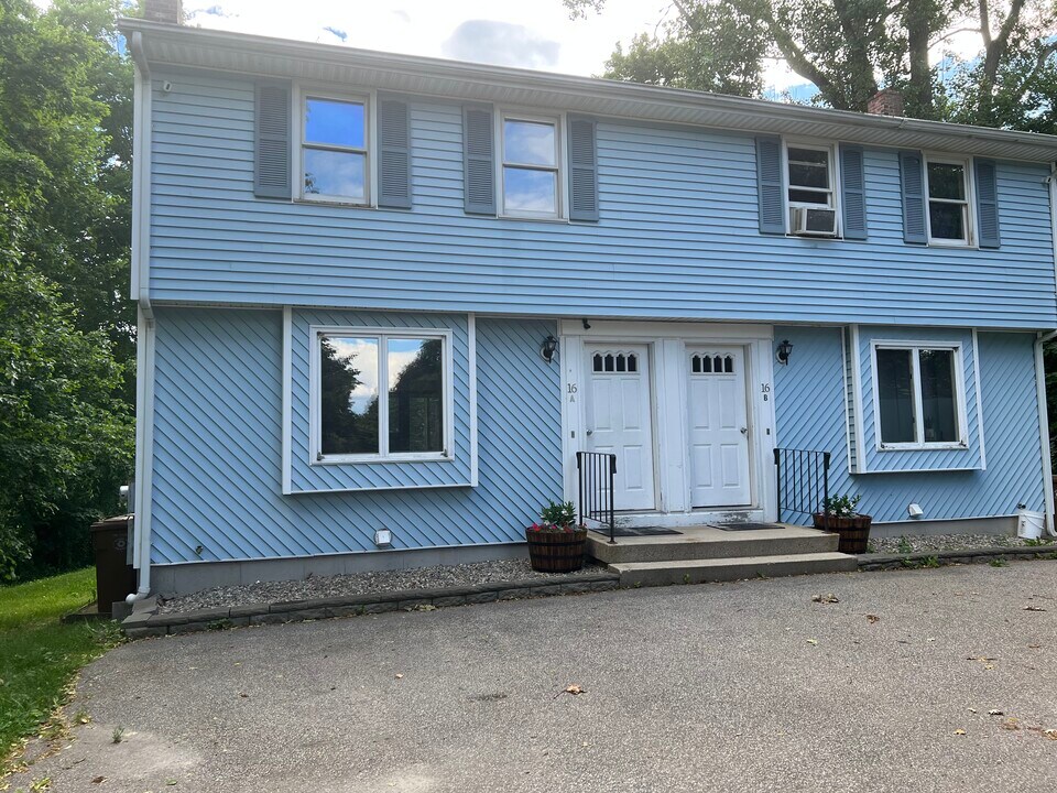 16 Caryn Dr in Saco, ME - Foto de edificio