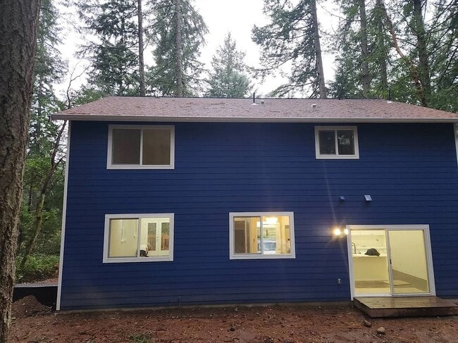 10305 Eckenstam Johnson Rd in Anderson Island, WA - Foto de edificio - Building Photo