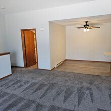 284 Minz Park Cir in West Bend, WI - Building Photo - Building Photo