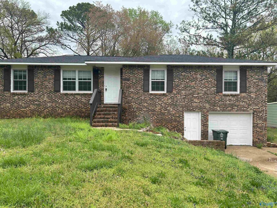 2620 Thornhill Rd NW in Huntsville, AL - Building Photo