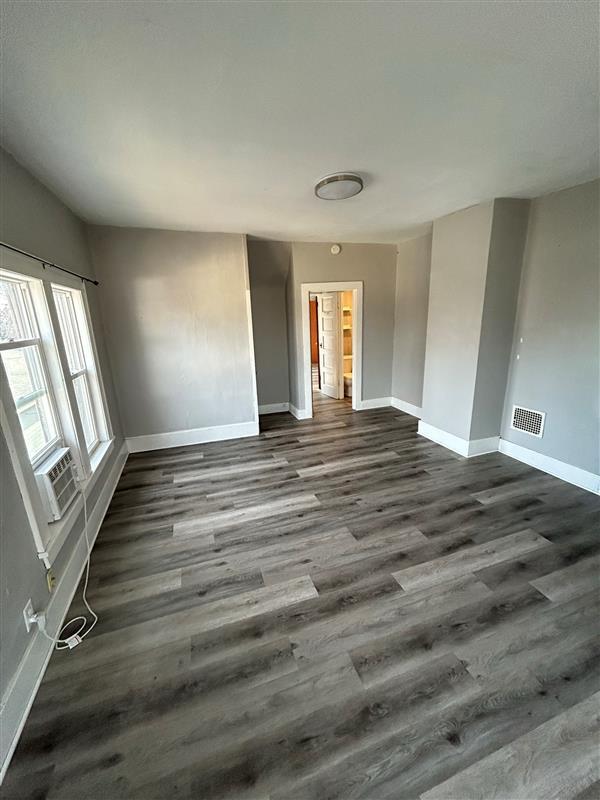 406 N D St, Unit 3 in Oskaloosa, IA - Foto de edificio - Building Photo