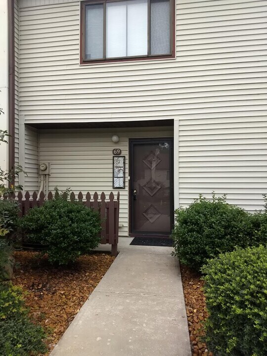 69 Wilshire Heights Dr in Crossville, TN - Foto de edificio