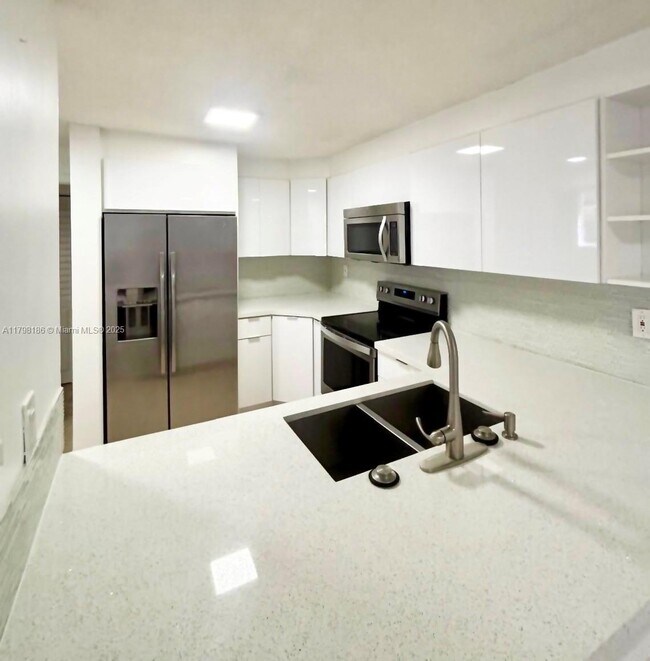 210 SW 11th St in Miami, FL - Building Photo - Building Photo