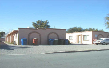 2211 N Isabel Blvd in Tucson, AZ - Foto de edificio - Building Photo