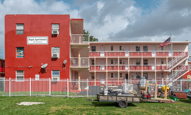 Regal Apartments in Miami, FL - Foto de edificio - Building Photo