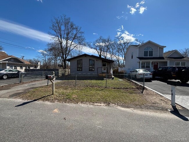78 Carlton Ave in Mastic, NY - Building Photo - Building Photo