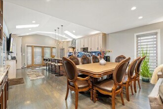 1052 Margret St in Des Plaines, IL - Building Photo - Building Photo