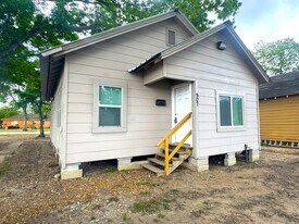 907 E Jackson St in El Campo, TX - Building Photo