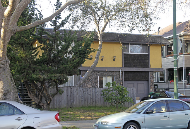 2050 Central Ave in Alameda, CA - Foto de edificio - Building Photo