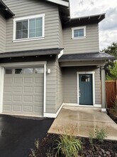 61524 SE Jennifer Ln-Unit -Unit 2 in Bend, OR - Building Photo - Building Photo
