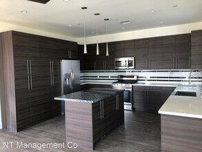 6437 W 86th Pl in Los Angeles, CA - Foto de edificio - Building Photo