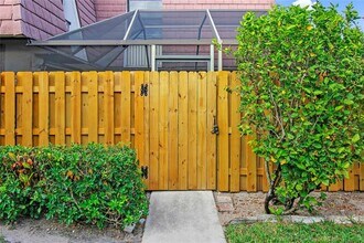 7801 Courtyard Run W in Boca Raton, FL - Foto de edificio - Building Photo