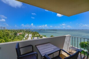 880 NE 69th St in Miami, FL - Building Photo