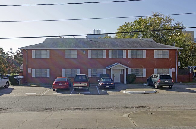 300 College St in Arlington, TX - Building Photo - Building Photo