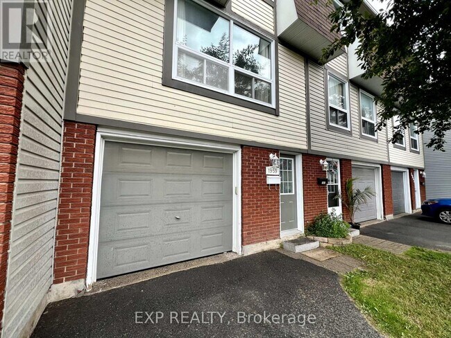 1959 Greenway Park Ln in Ottawa, ON - Building Photo - Building Photo