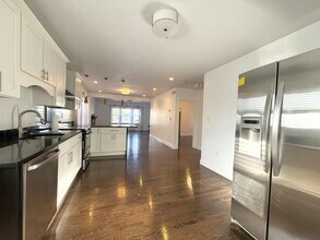 239 Quincy Shore Dr in Quincy, MA - Building Photo - Building Photo