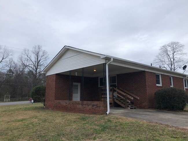 1127 Dallas Stanley Hwy in Dallas, NC - Foto de edificio - Building Photo