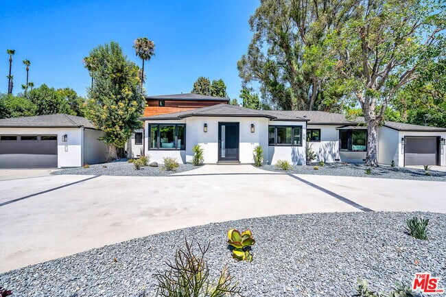 19061 Wells Dr in Los Angeles, CA - Building Photo - Building Photo