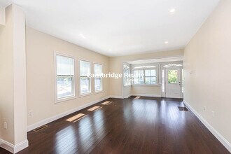120 Jerome St, Unit T in Medford, MA - Foto de edificio - Building Photo