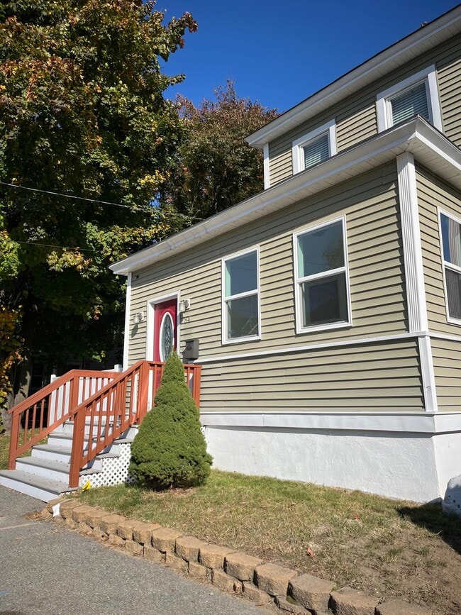 54 Rhodora St in Lowell, MA - Building Photo - Building Photo