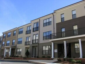 730 Walker Sq, Unit 1B in Charlottesville, VA - Foto de edificio - Building Photo