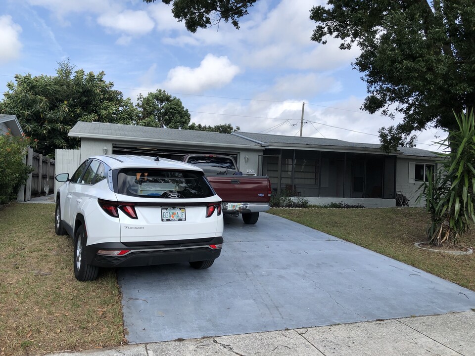 5121 Dove Dr, Unit Studio rental in New Port Richey, FL - Building Photo