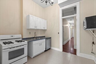 229 S Racine Ave, Unit 2 in Chicago, IL - Building Photo - Building Photo