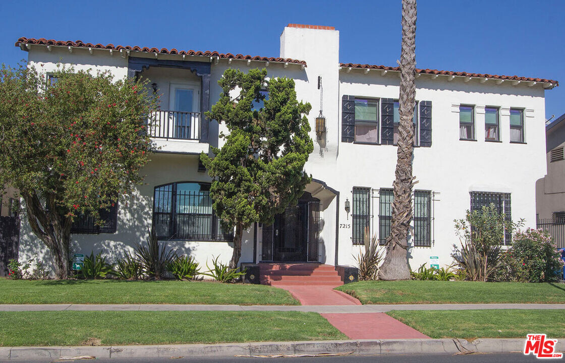 7215 Willoughby Ave in Los Angeles, CA - Foto de edificio