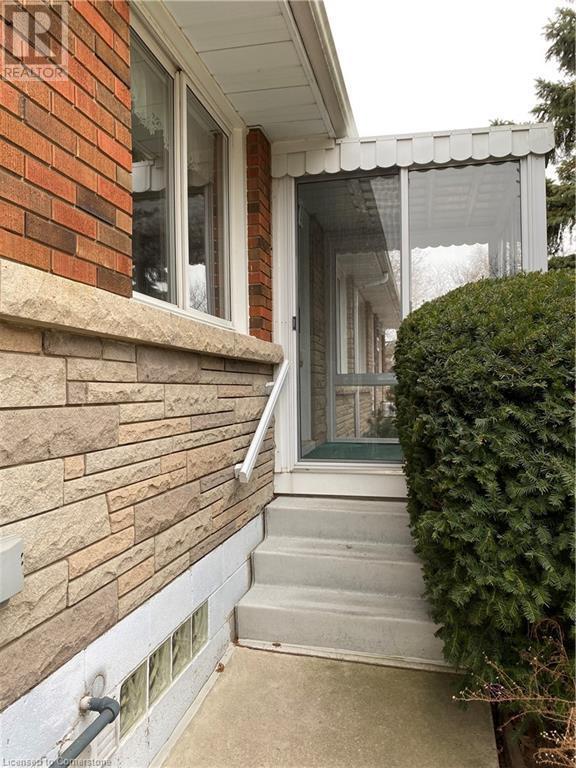 242 Highland Rd W in Hamilton, ON - Building Photo - Building Photo