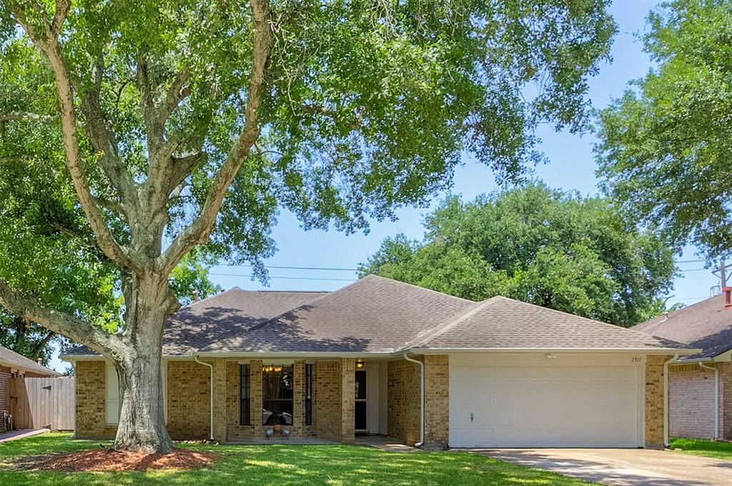 1911 Edinburg Ave in League City, TX - Building Photo