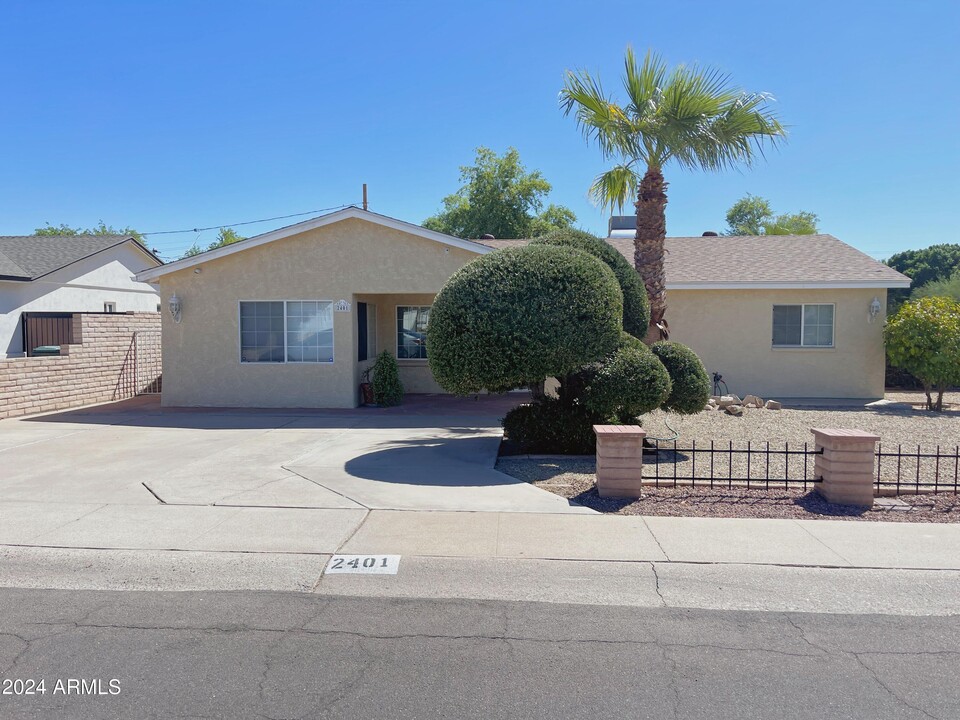 2401 E Meadowbrook Ave in Phoenix, AZ - Foto de edificio