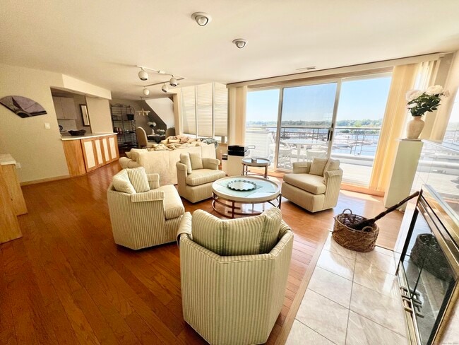 131 Popes Island Rd in Milford, CT - Building Photo - Building Photo