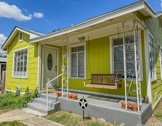 property at 1935 W Woodlawn Ave