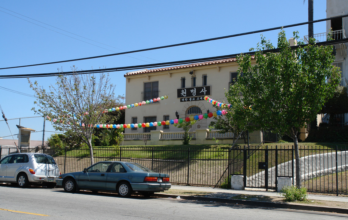 3386 San Marino St in Los Angeles, CA - Building Photo